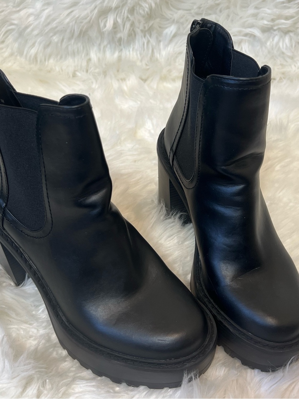 Steve Madden Women’s Black Leather Platform Kat Boots. Size 9